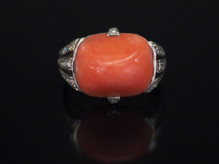 Bague de style Art déco en or blanc, sertie en son centre d'un corail 