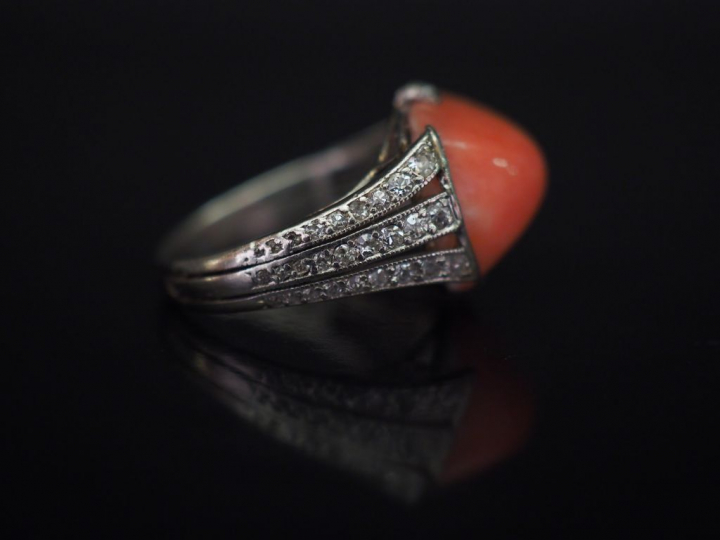 Bague de style Art déco en or blanc, sertie en son centre d'un corail 