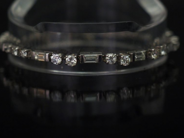 Bracelet articulé en or blanc, serti de diamants taille ancienne et de