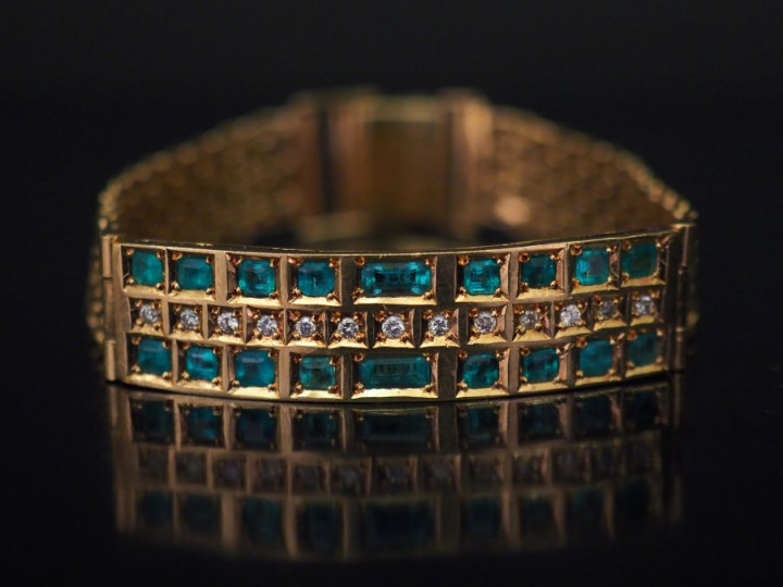 Bracelet articulé en or jaune, maille plate tressée, à décor en son ce