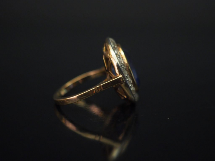 Bague de forme marguerite en or jaune, sertie en son centre d’un saphi