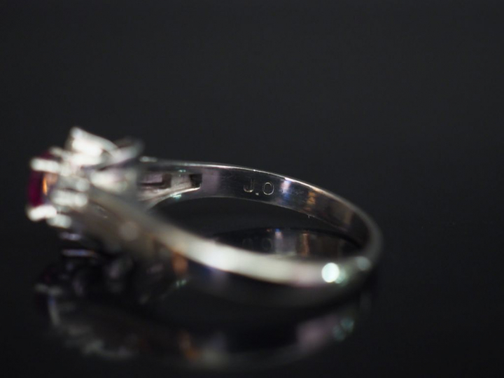 	Bague en platine, sertie en son centre d’un rubis entouré de quatre p