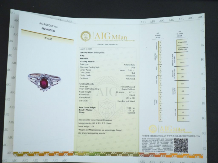 	Bague en platine, sertie en son centre d’un rubis entouré de quatre p