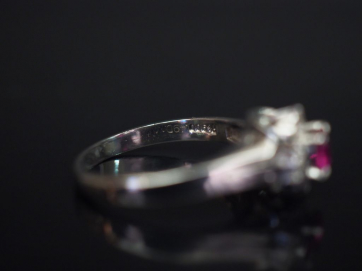 	Bague en platine, sertie en son centre d’un rubis entouré de quatre p