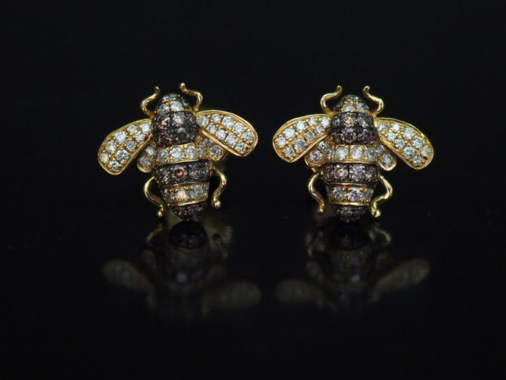 	Paire de perce-oreilles en forme d’abeilles et or jaune, sertis de di