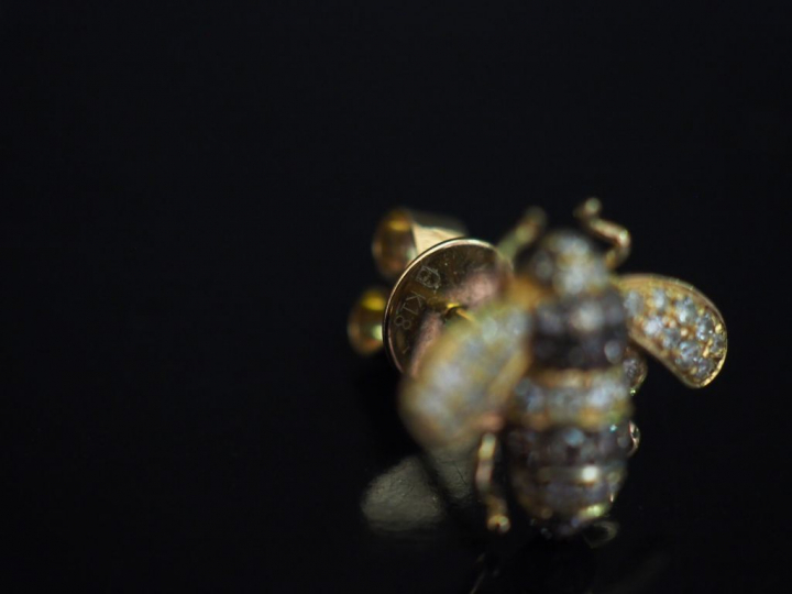 	Paire de perce-oreilles en forme d’abeilles et or jaune, sertis de di