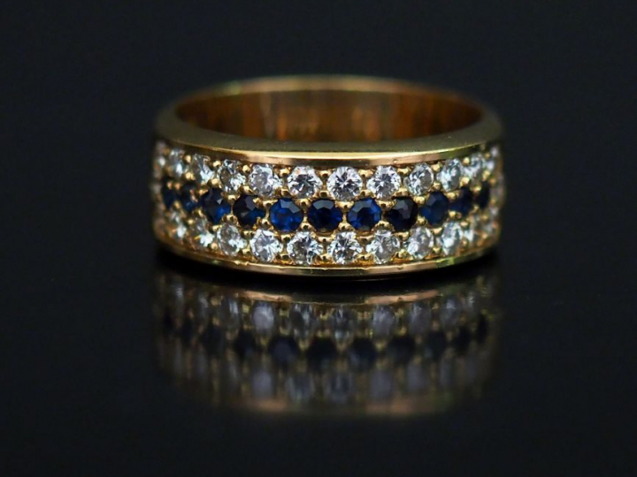 Bague jonc en or jaune, sertie d’une ligne de onze petits saphirs ento