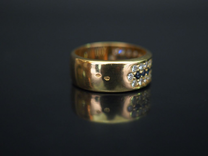 Bague jonc en or jaune, sertie d’une ligne de onze petits saphirs ento