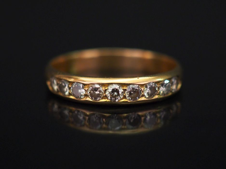 Demi-alliance en or jaune, sertie d’une ligne de neuf petits diamants.