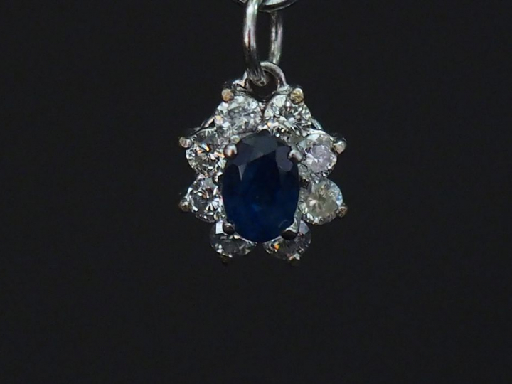 Pendentif en forme de marguerite en or blanc, serti en son centre d’un