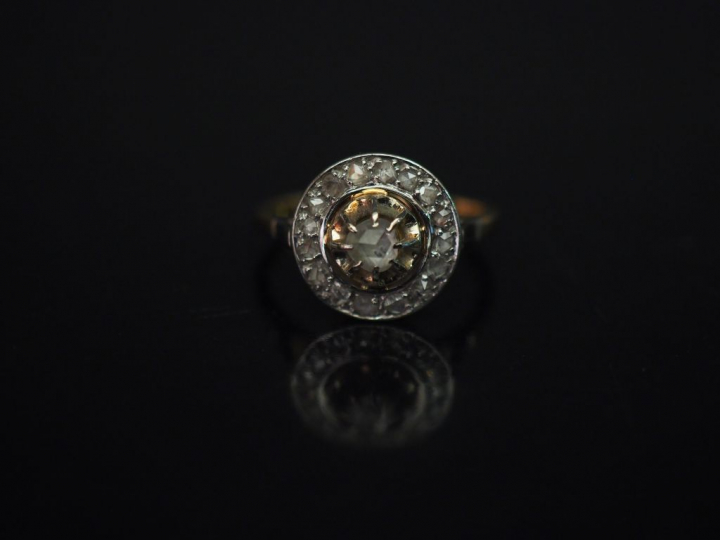 Bague en or jaune, sertie en son centre d’un petit diamant taillé en r
