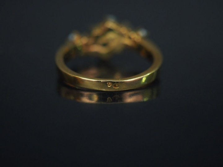 	Bague de forme stylisée en or jaune, sertie en son centre d’une ligne