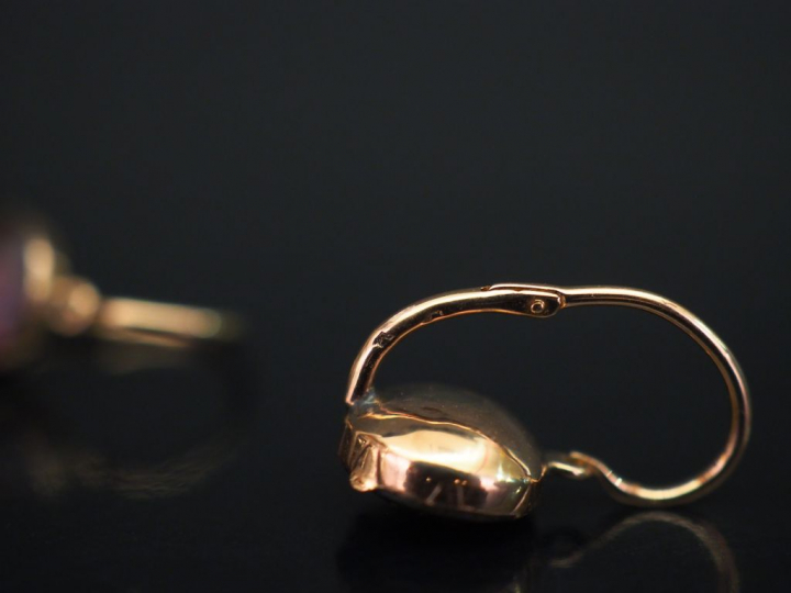 Paire de perce-oreilles Napoléon III en or jaune, sertis en leur centr