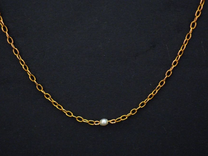 Collier en or jaune, maille forçat, agrémenté de trois perles blanches