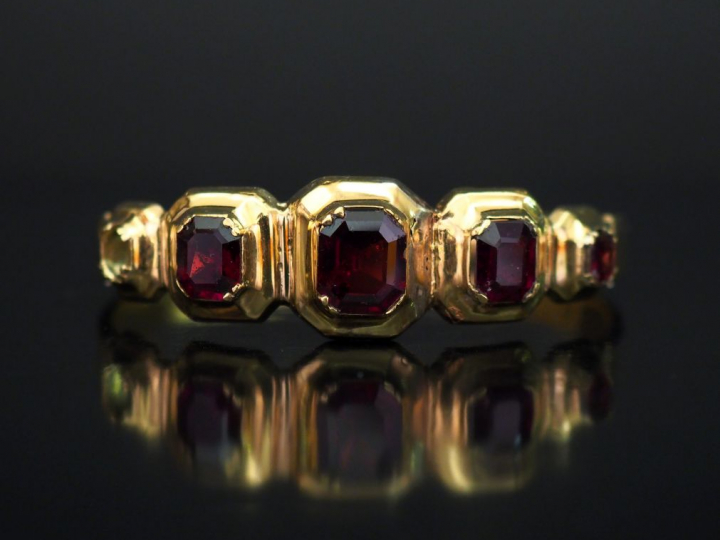 Bracelet Napoléon III en or jaune, sertie de grenats (?) disposés en c