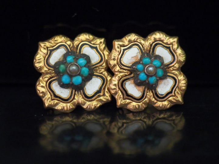 Paire de boutons de col Napoléon III en or jaune, émail noir et blanc,