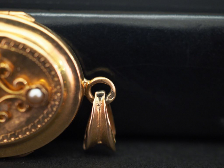 Pendentif porte-photo Napoléon III en or jaune, à décor filigrané et s