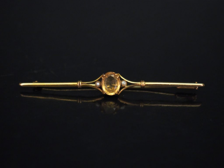 Broche barrette Napoléon III en or jaune, sertie en son centre d'un qu