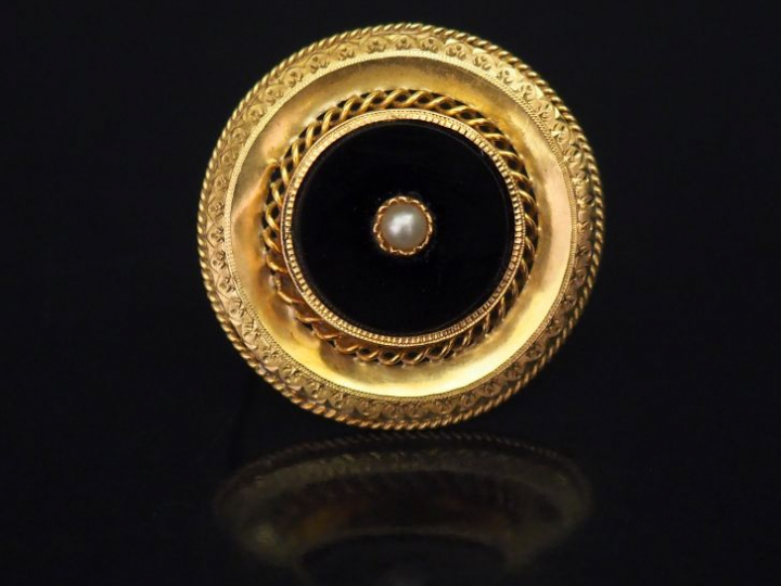 Broche ronde Napoléon III en or jaune et onyx noir, sertie en son cent