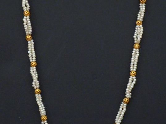 Collier ras-de-cou en composé de trois rangs de perles alternés de pet