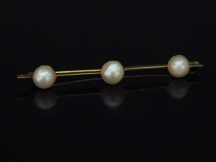 Broche barrette en or jaune, sertie de trois perles blanches de forme 