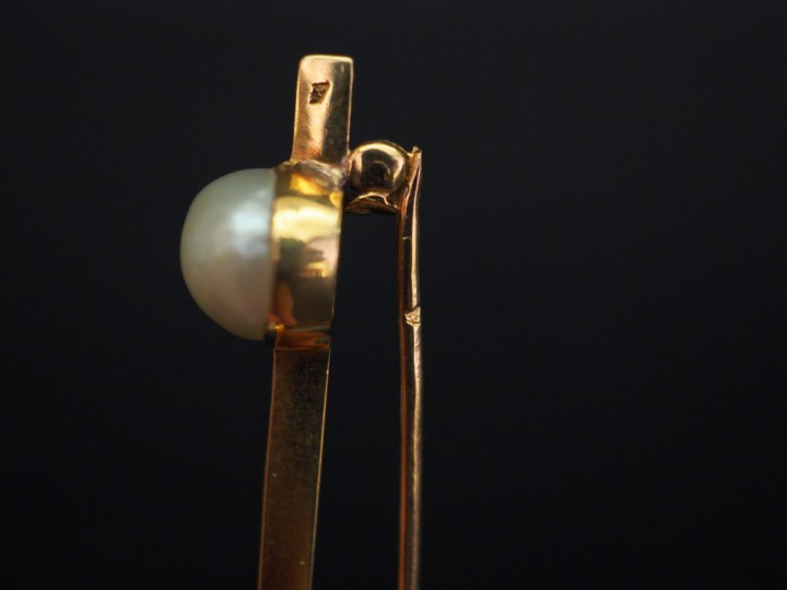 Broche barrette en or jaune, sertie de trois perles blanches de forme 