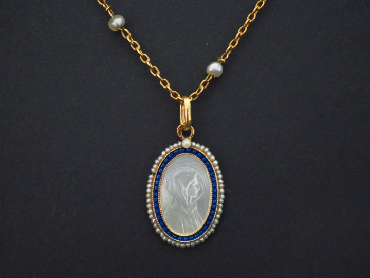 Collier en or jaune, maille forçat, agrémentée de petite perles blanch