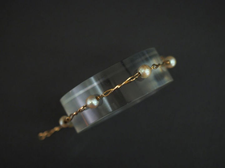 Bracelet en or jaune, à décor de maillons torsadés alternés de perles.