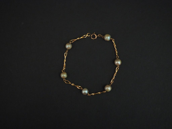 Bracelet en or jaune, à décor de maillons torsadés alternés de perles.