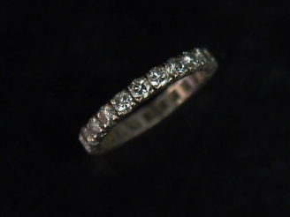 Vente aux enchères Alliance américaine en or blanc, sertie de vingt-trois diamants. TDD. 