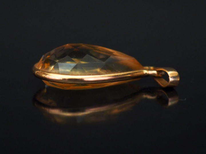 Pendentif en forme de goutte en or jaune, serti en son centre d'un qua
