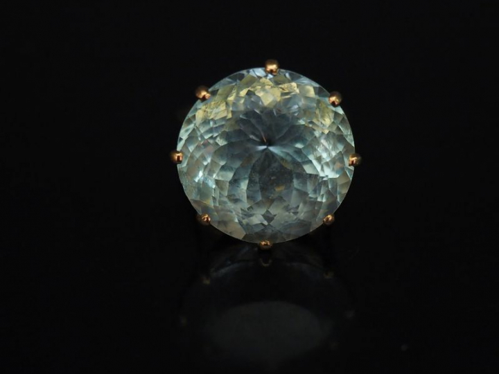 Importante bague en or jaune, sertie en son centre d’un quartz bleu. T