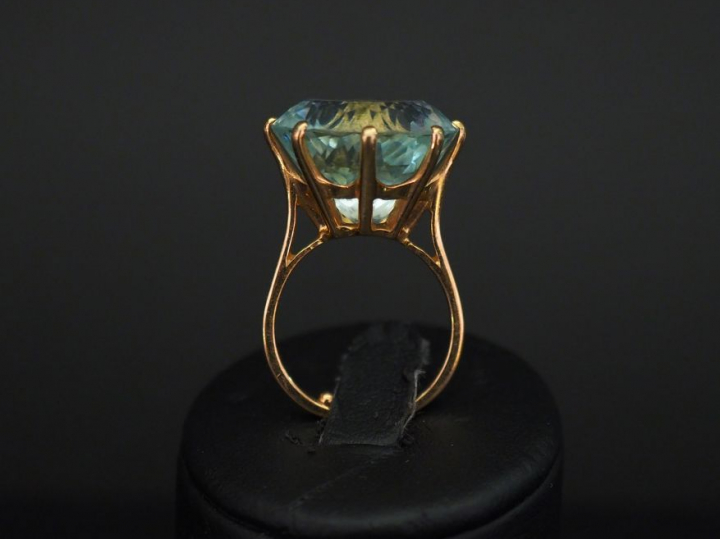 Importante bague en or jaune, sertie en son centre d’un quartz bleu. T