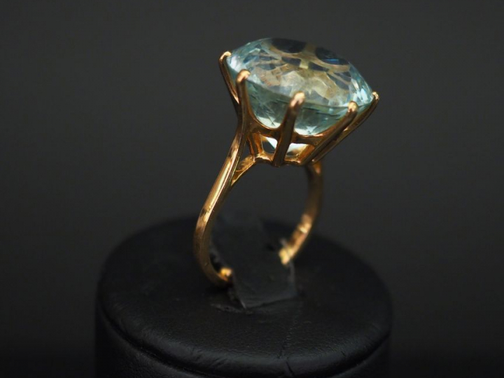 Importante bague en or jaune, sertie en son centre d’un quartz bleu. T