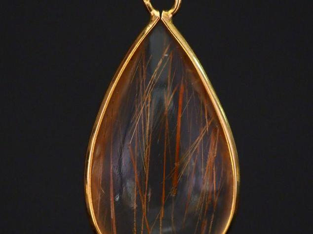 Pendentif en forme de goutte en or jaune, serti d'une pierre dure (?).