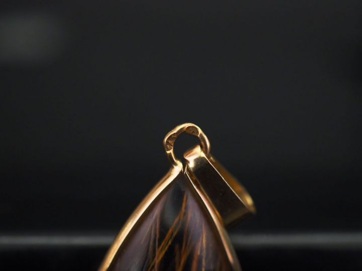 Pendentif en forme de goutte en or jaune, serti d'une pierre dure (?).