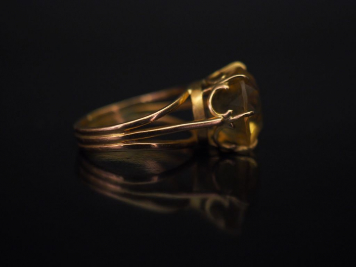 Bague en or jaune, sertie en son centre d'un quartz. Jolie monture ajo