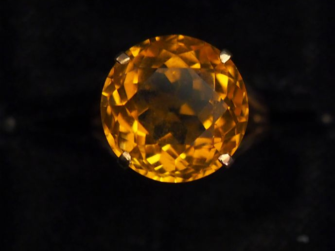 Bague en or jaune, sertie en son centre d'un quartz. Jolie monture ajo