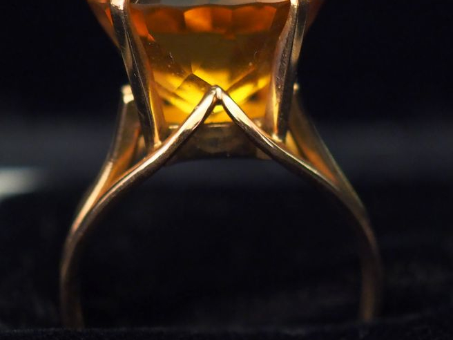 Bague en or jaune, sertie en son centre d'un quartz. Jolie monture ajo