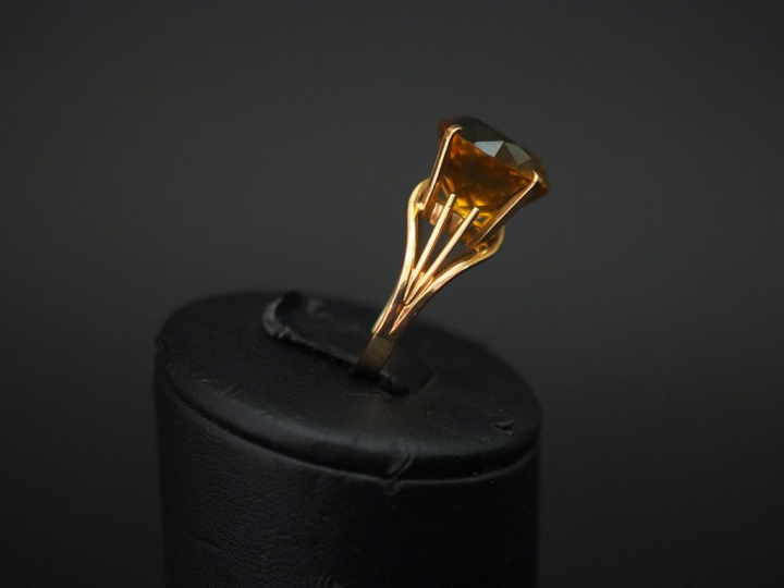 Bague en or jaune, sertie en son centre d'un quartz. Jolie monture ajo