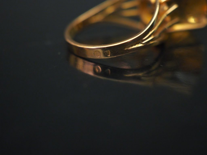 Bague en or jaune, sertie en son centre d'un quartz. Jolie monture ajo