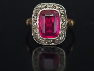 Vente aux enchères Bague en or jaune, sertie en son centre d’une pierre synthétique rose 