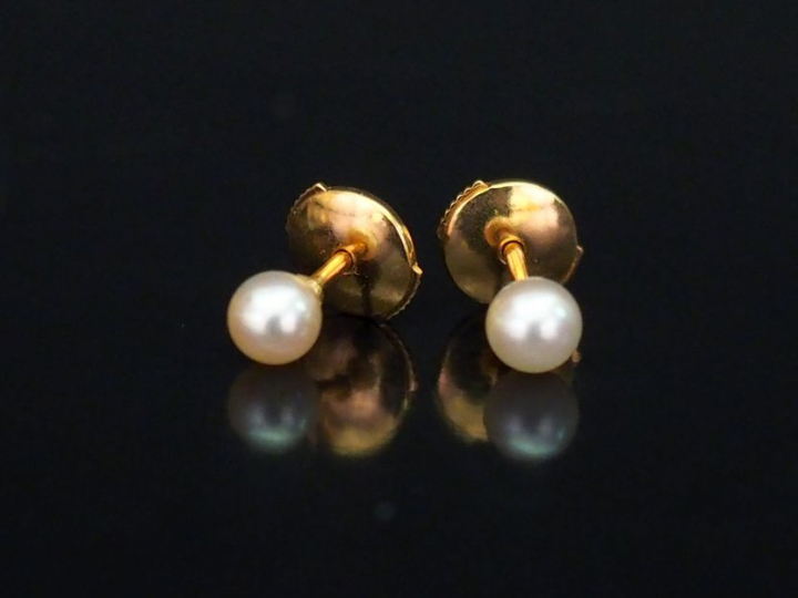 Paire de puces d'oreilles en or jaune, serties d'une petite perle blan