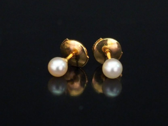 Vente aux enchères Paire de puces d'oreilles en or jaune, serties d'une petite perle blan