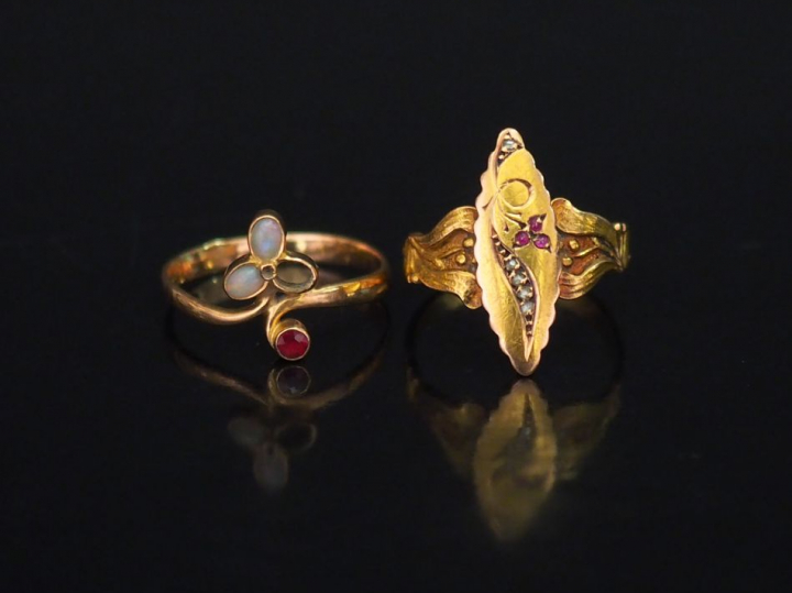 Ensemble comprenant :  -	une bague en or jaune, sertie de petits éclat