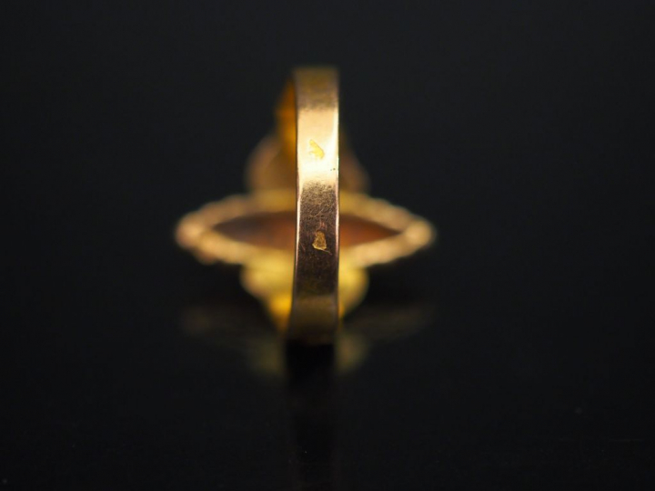 Ensemble comprenant :  -	une bague en or jaune, sertie de petits éclat