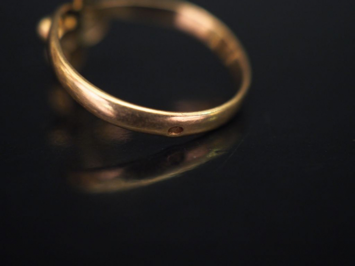 Ensemble comprenant :  -	une bague en or jaune, sertie de petits éclat
