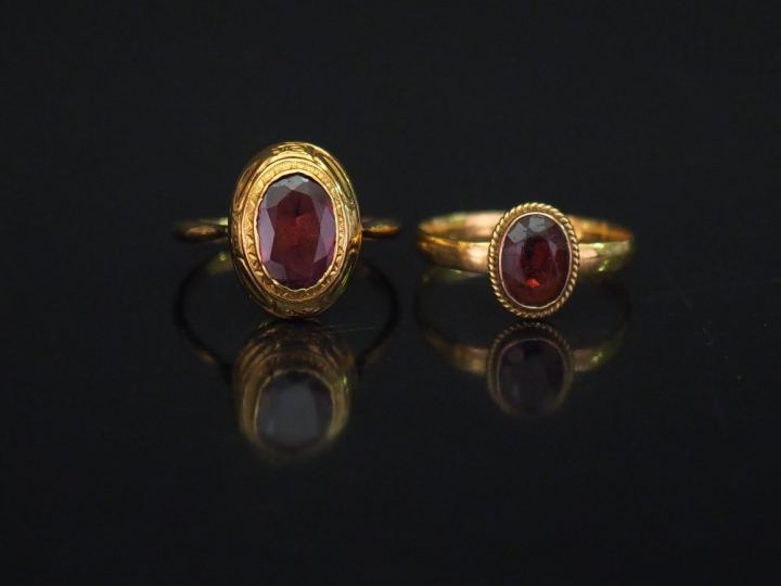 Ensemble comprenant :  - une bague Napoléon III en or jaune, ornée en 
