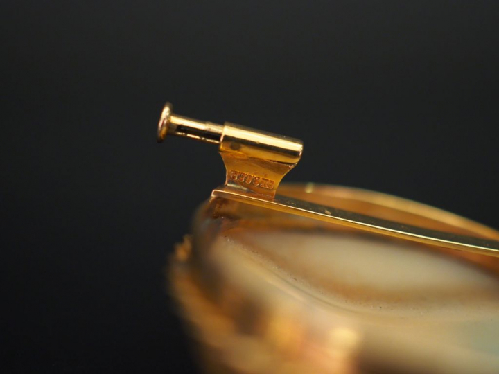 Broche ovale en or jaune, sertie d’un camée figurant Diane chasseresse