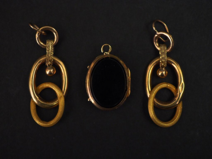 Paire de pendants d'oreilles Napoléon III en or jaune, à décor de cerc